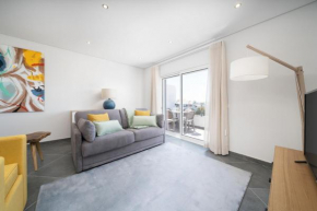 Modern Stylish 2 Bedroom Apartment, Close to Amenities, Cabanas